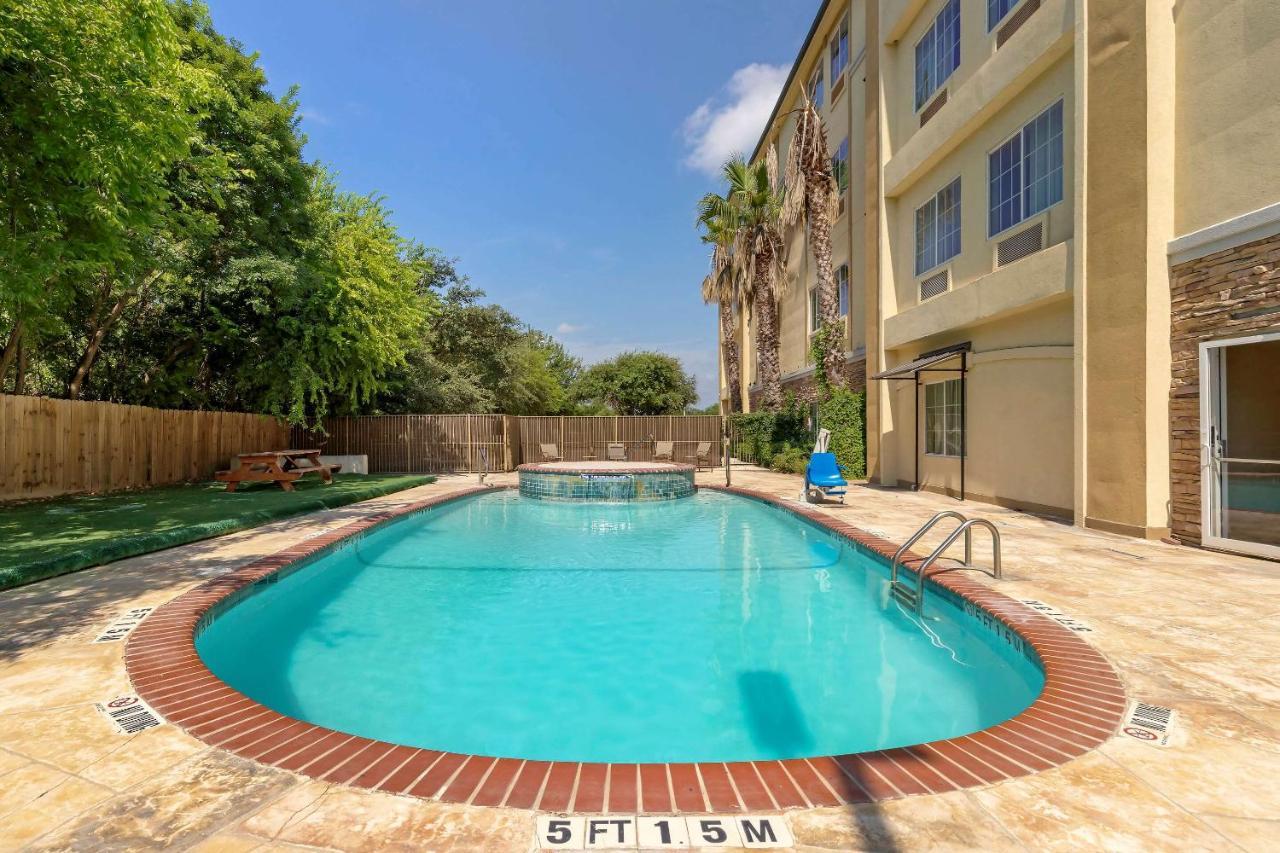 Comfort Inn & Suites Near Six Flags & Medical Center San Antonio Kültér fotó